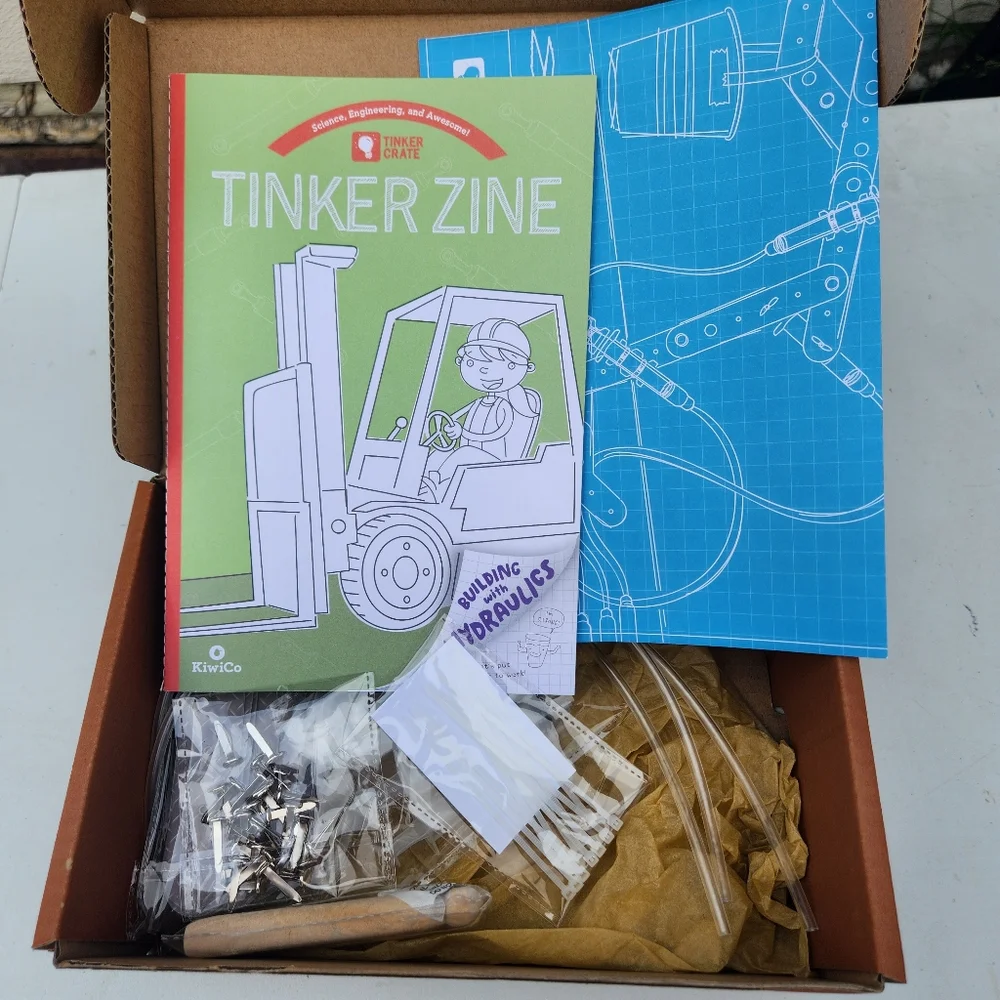 NEW KiwiCo. Kiwi Co. Hydraulic Claw Hand Chemistry Science Kit Craft Engineer